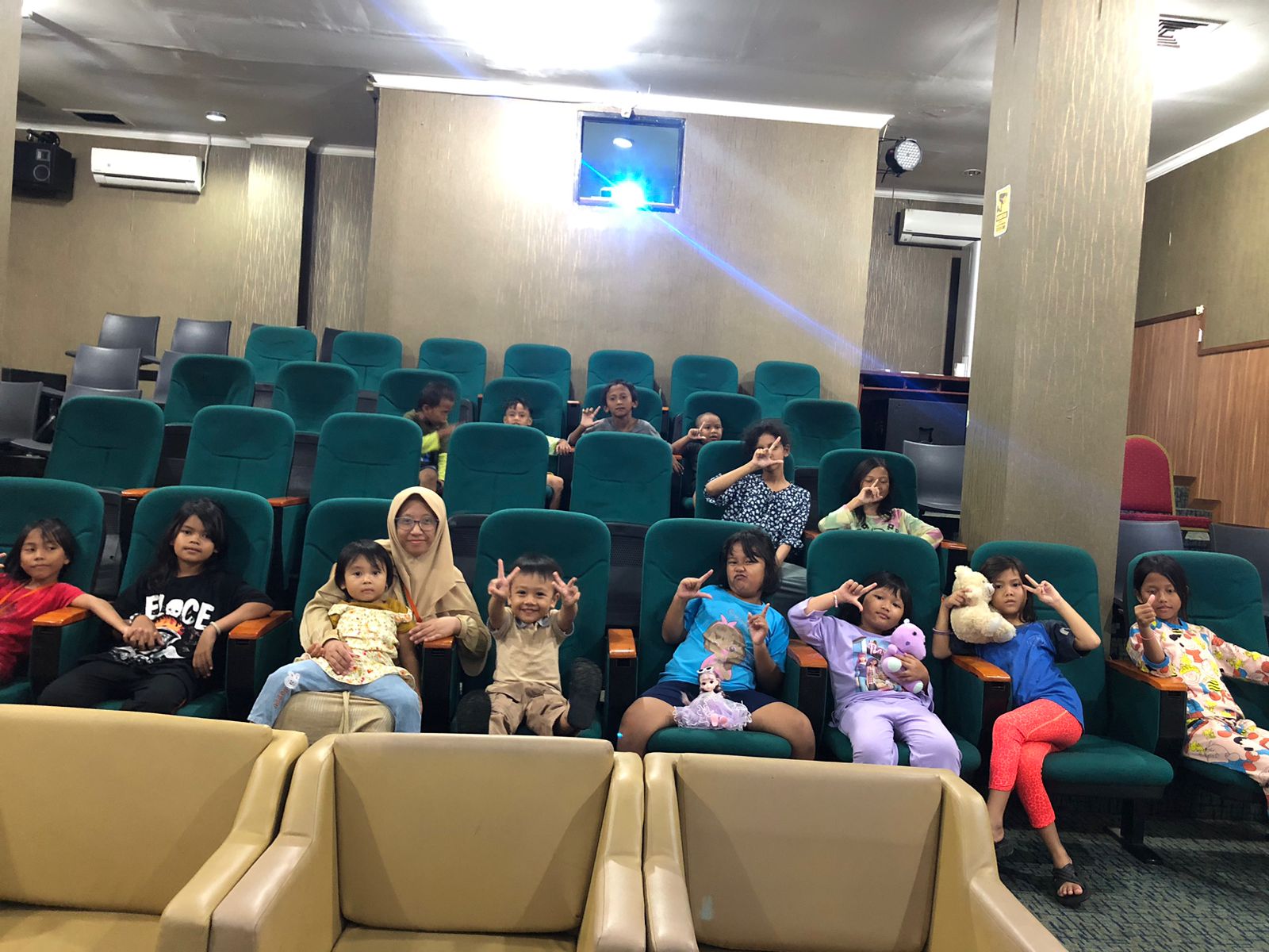 Menonton Film Edukasi